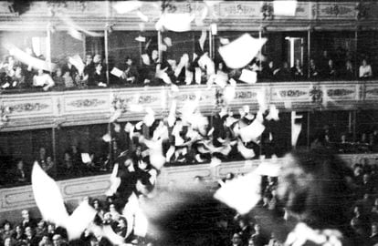 “En marzo del 74 yo estaba en el palco del Teatro Solís y no sabía qué iba a pasar, cuando de pronto siento como un aleteo, pensé que habían entrado palomas. Entonces saqué la foto de la gran volanteada contra la dictadura”, recuerda Aurelio González.