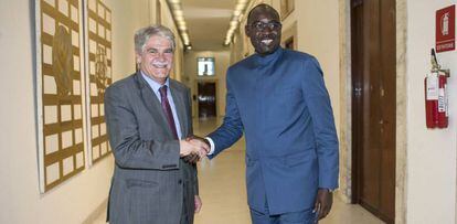 El ministro de Exteriores de Espa&ntilde;a saluda a su hom&oacute;logo de N&iacute;ger, Ibrahim Yacoubou, en Roma.