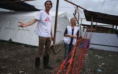 Lindis Hurum junto a Brett Adamson, de Médicos sin Fronteras.