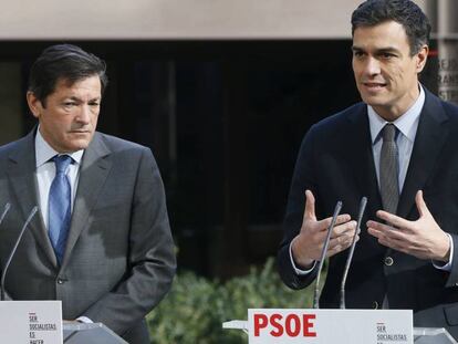 Pedro Sánchez, líder del PSOE, con Javier Fernández, presidente de los socialistas asturianos, en una foto de archivo de 2014.