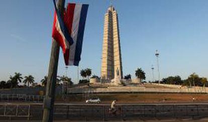 Un hombre se transporta en bicicleta frente a la Plaza de la Revolución de La Habana (Cuba), donde mañana se efectuará el desfile por el Día Internacional de los Trabajadores.