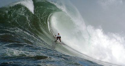 El hawaiano Trevor Carlson, en el tubo de la ola a derechas.