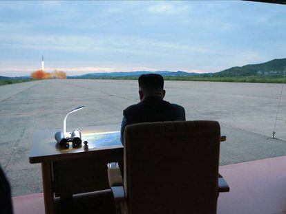 El l&iacute;der norcoroeano Kim Jong-un observa el lanzamiento de uno de sus misiles