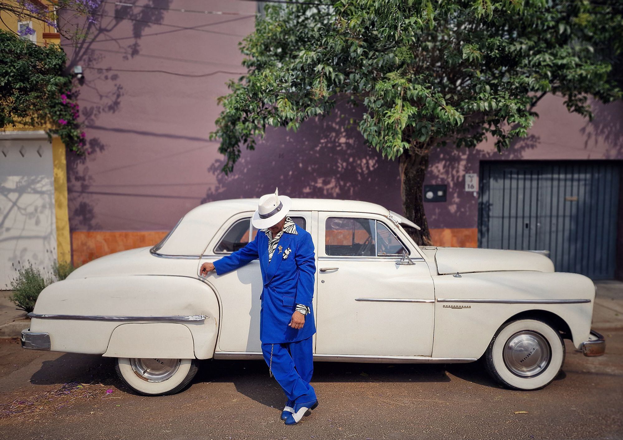 Marzo de 2023 - Reportaje sobre 'Los Pachucos', los últimos dandis de México - @Rafael Estefanía    ----PIEFOTO----    Pachuco Nereidas posa con su espectacular Dodge blanco de 1950. 