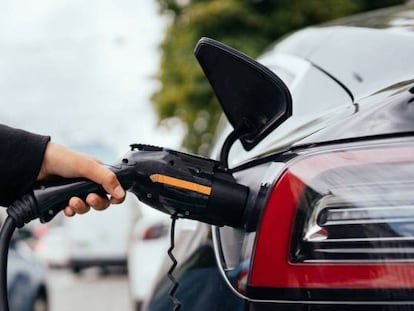  Coche eléctrico cargando.