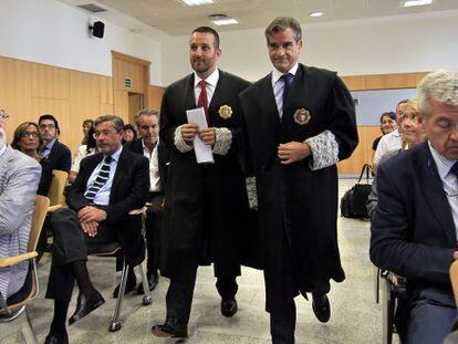 El nuevo juez decano de Bilbao, Aner Uriarte Cod&oacute;n, a la izquierda, acompa&ntilde;ado por el magistrado Alfonso Gonz&aacute;lez Guija, a quien sustituye en el cargo.