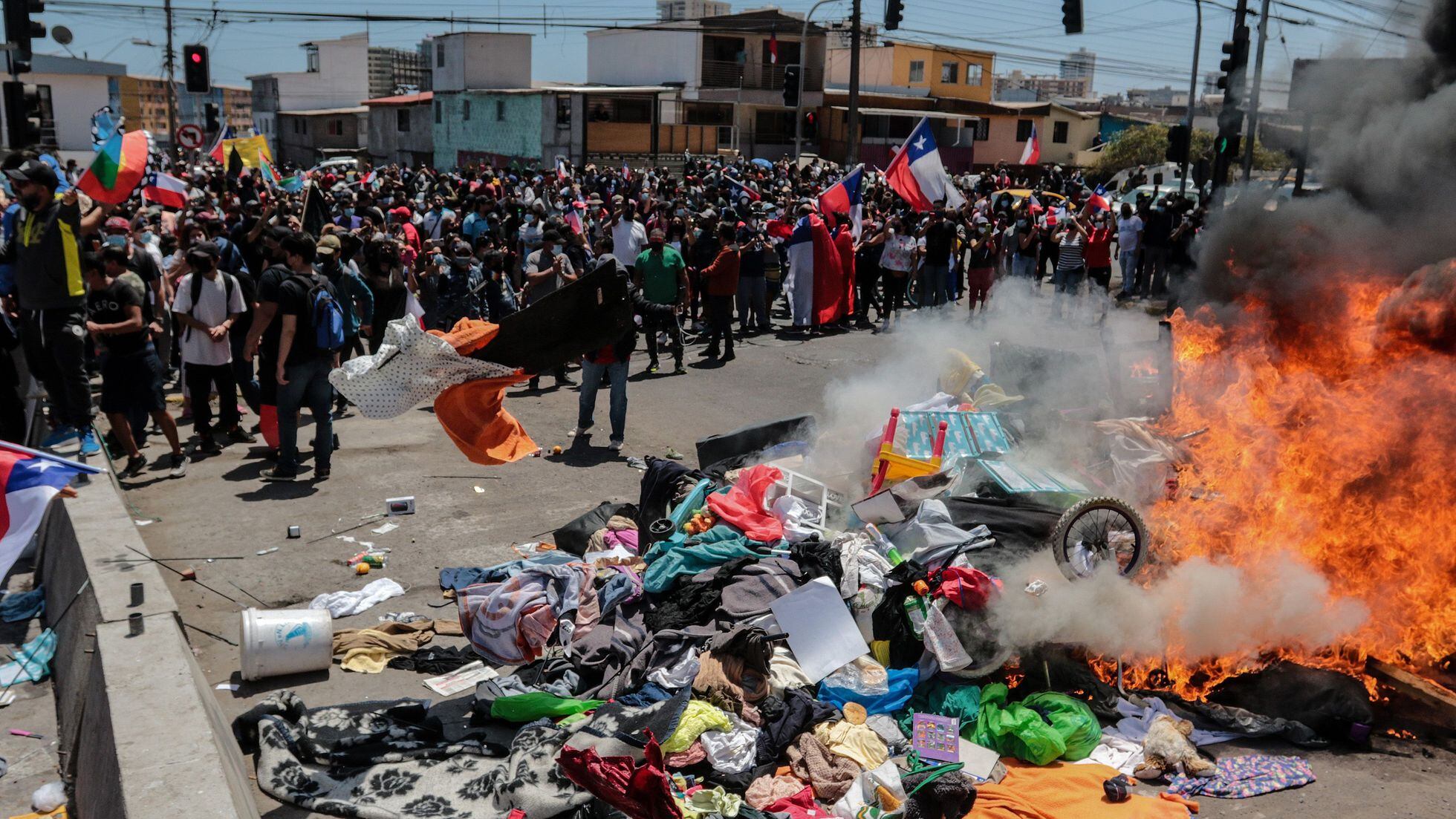 Colchones y juguetes de venezolanos sin techo, quemados tras una marcha contra la inmigración en Chile | Internacional | EL PAÍS