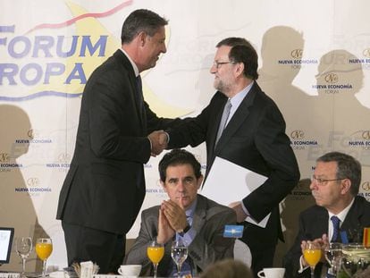 García Albiol y Rajoy se saludan en el Forum Europa este lunes en Madrid.