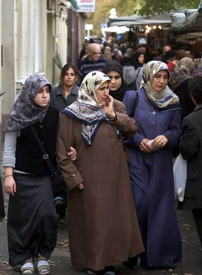 Mujeres musulmanas, en un mercado de Berlín en 2003.