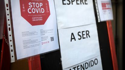 Un local muestra en su puerta la exigencia de mostrar el pasaporte covid en Valencia.
