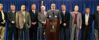 El primer ministro palestino, Ismail Haniya (centro), junto con los ministros del nuevo Gobierno de coalición ayer en Gaza.