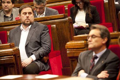 Oriol Junqueras (derecha) y Artur Mas, ayer en el Parlament.