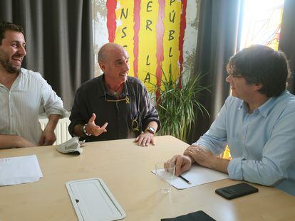 El expresidente de la Generalitat Carles Puigdemont (a la derecha) conversa este viernes con su exconsejero Toni Comín (a la izquierda) y con el cantautor Lluís Llach (centro), durante la reunión del Consejo para la República Catalana, el 26 de julio en Waterloo (Bélgica).