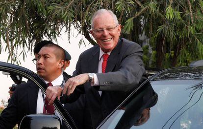 El presidente peruano, Pedro Pablo Kuczynski, entra a un veh&iacute;culo oficial.