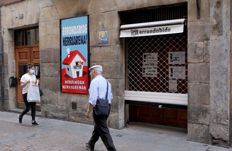 Varias personas caminan ante la 'herriko taberna' de Bilbao, ya limpia de las pintadas contra Sortu.