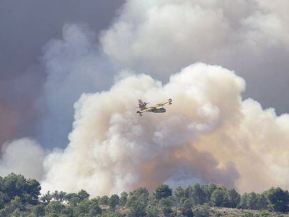 Medios a&eacute;reos combaten el incendio forestal de Artana.