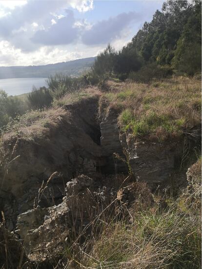 Grietas en el terreno en la zona de Castro da Uz, junto al lago de As Pontes.