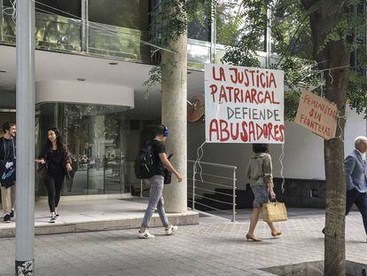 Pancartas delante del Consulado de Uruguay en apoyo a María y su hija, atrincheradas desde el pasado viernes.