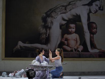 Las Lucrecias de María Hinojosa Montenegro y Manuela Velasco, en ‘La violación de Lucrecia’, en el Teatro de la Zarzuela.