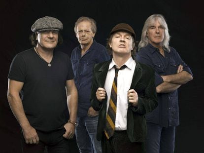 Foto de promoción de AC/DC con el cantante Brian Johnson a la izquierda y Angus Young con su característico uniforme colegial.