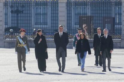 Princess Leonor, Queen Letizia, the President of the Government, Pedro Sánchez, the Minister of Defense, Margarita Robles, and the Minister of the Interior, Fernando Grande-Marlaska, this Saturday in the Plaza de la Armería of the Royal Palace, during the ceremony of Military Easter this Saturday.