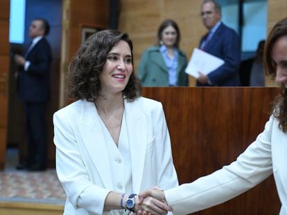 Mónica García, a la derecha, saludaba a Isabel Díaz Ayuso a su llegada a la Asamblea de Madrid, el 13 de junio.