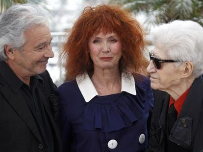 El director Alain Resnais (derecha) posa en La Croisette con Pierre Arditi (izquierda) y Sabine Azema (centro), durante la presentaci&oacute;n de &#039;Vous n&#039;avez encore rien&#039;, en Cannes.