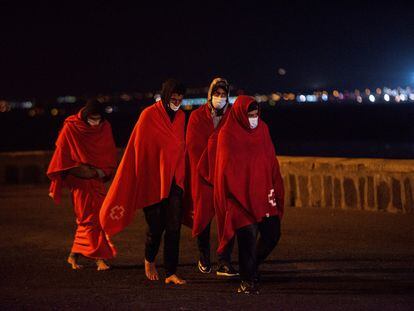 Desembarco de 32 personas de origen magrebí el pasado domingo en el muelle de La Cebolla, en Arrecife (Lanzarote).