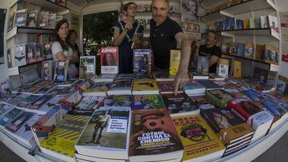 Libreros muestran títulos de fútbol en la Feria del Libro.