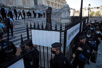 Llegada de Policías en la primera sesión del juicio por los atentados yihadistas de 2015, en París.