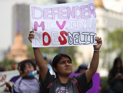 Roxana Ruiz participa en una protesta en Ciudad de México, en mayo de 2023.
