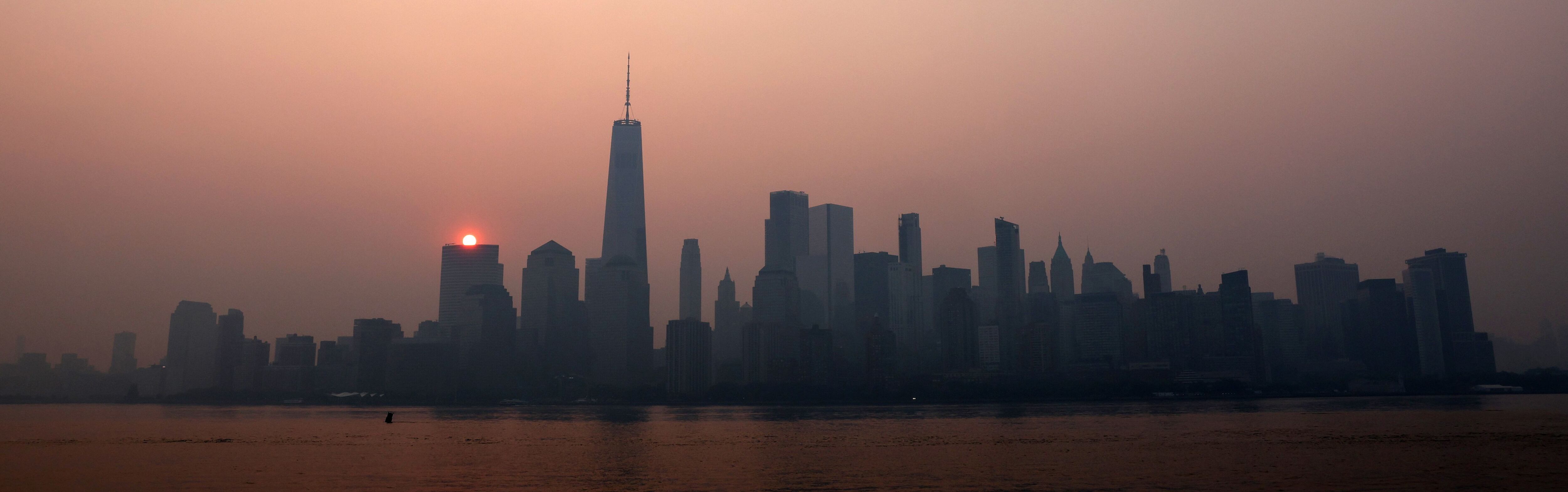 Vista general de Manhattan después del amanecer, este jueves.