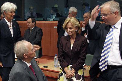 Elena Salgado, en el centro, conversa con el ministro alemán de Finanzas, Wolfgang Schaüble, junto a la ministra francesa Christine Lagarde y el comisario europeo Olli Rehn.