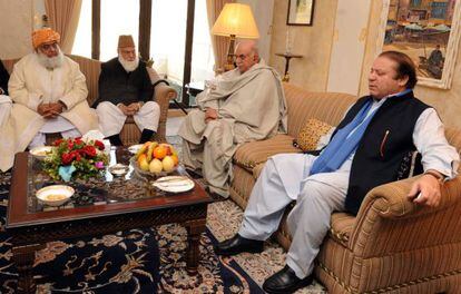 El líder opositor Nawaz Sharif (Der.) se reúne hoy con los opositores Maulana Fazalur Rehman (Izq.), Qazi Hussain Ahmed (2Izq.) y Mehmood Khan Achakzai (2Der.) para discutir sobre la situación política en Islamabad.