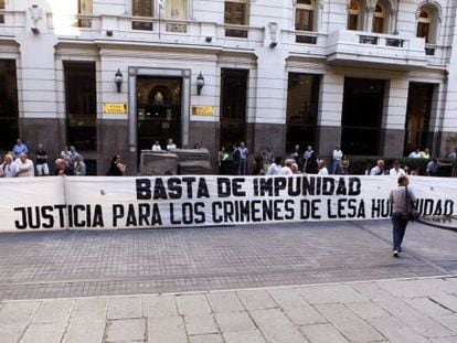 Un grupo de activistas se manifiestan frente a la sede de la Suprema Corte de Justicia en Montevideo (Uruguay), en junio de 2013.