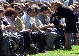 Instantánea publicada en la primera página de EL PAÍS el 8 de julio de 2000, tomada en Los Pajaritos, estadio del Numancia, donde se celebró el multitudinario funeral.