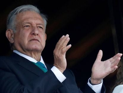 López Obrador en un desfile militar en la Plaza del Zócalo.