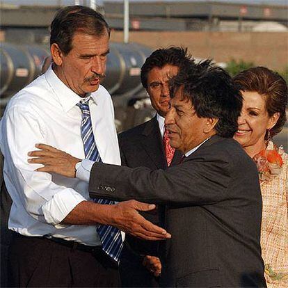 El presidente de Perú, Alejandro Toledo (derecha), saluda a su homólogo mexicano, Vicente Fox, el martes en Lima.