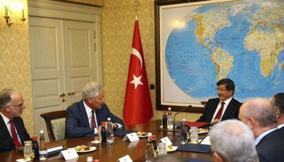 El secretario de Defensa estadounidense, en el centro, junto al primer ministro turco, tercero por la izquierda en Ankara, el 8 de septiembre