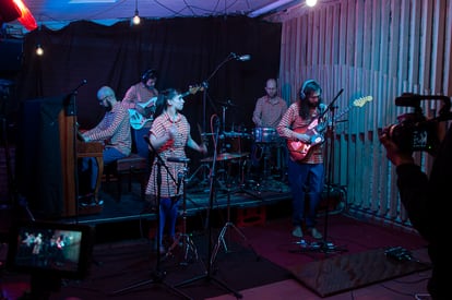 El grupo musical Meridian Brothers durante una sesión en vivo, grabada en el espacio cultural Matik Matik, en Bogotá (Colombia).