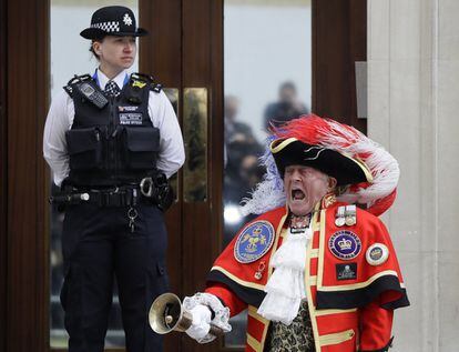 El pregonero, Tony Appleton, anuncia que la duquesa de Cambridge ha dado a luz a un niño varón.