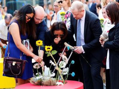 Las víctimas de la matanza han sido homenajeadas en el mosaico de la Rambla, donde también se ha hecho una ofrenda floral. Los actos no han tenido prácticamente incidentes