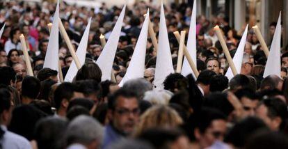 Una multitud sigue el paso de la Hermandad de Los Negritos, en Sevilla.