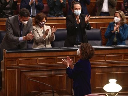 La ministra de Hacienda, María Jesús Montero, aplaudida por el presidente, Pedro Sánchez, y tres de los vicepresidentes, en el Congreso.