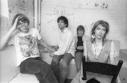 Sonic Youth en 1986: Thurston Moore, Lee Ranaldo, Steve Shelley y Kim Gordon, en el camerino del club Paradiso de Ámsterdam.