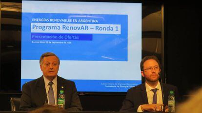 Aranguren, a la izquierda, en la presentación de un plan de obras.