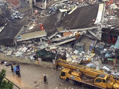 Los equipos de rescate buscan supervivientes entre los edificios derrumbados.