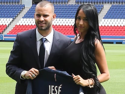 Jesé Rodríguez y Aurah Ruiz, en la presentación del futbolista en el PSG en París en 2016.