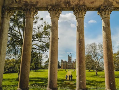 El castillo de Highclere, en Hampshire (Inglaterra), fue la localización principal elegida por la BBC para una de sus series de mayor éxito: 'Downton Abbey'.