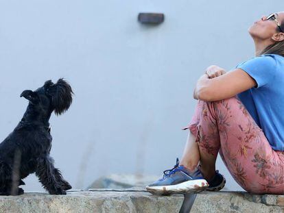 La escritora y exbaloncestista, Amaya Valdemoro, junto a su perro Trece en un parque de Alcobendas este martes.